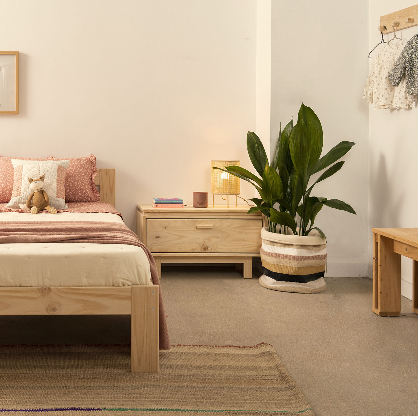 Tables de chevet et chiffonniers en bois naturel